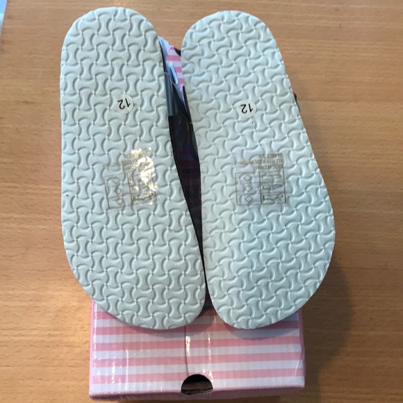 Silver Colored Gabble, I ❤️ Yokids Sandals NWT - Picture 3 of 4